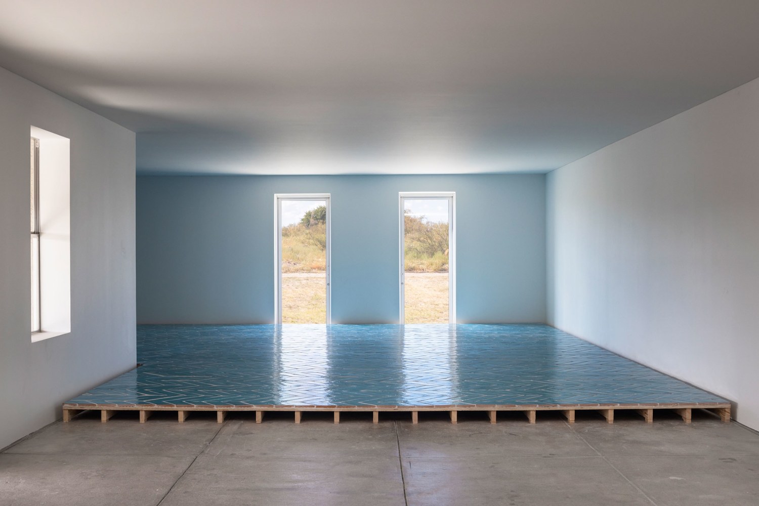 Sarah Crowner
Platform (Blue Green Terracotta for JC), 2022
Installation View
The Chinati Foundation, Marfa, TX
Image courtesy The Chinati Foundation
Photo: Alex Marks