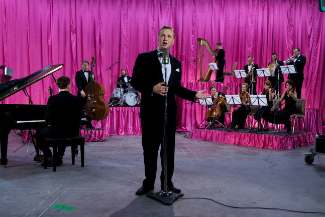 Ragnar Kjartansson
God, 2007&amp;nbsp;
Single-channel video, with pink curtains
Duration: 30 minutes&amp;nbsp;
Music by Dav&amp;iacute;&amp;eth; &amp;THORN;&amp;oacute;r J&amp;oacute;nsson and Ragnar Kjartansson
Commissioned by Thyssen-Bornemisza Art Contemporary, Vienna and The Living Art Museum, Reykjav&amp;iacute;k
Photo: Rafael Pinho